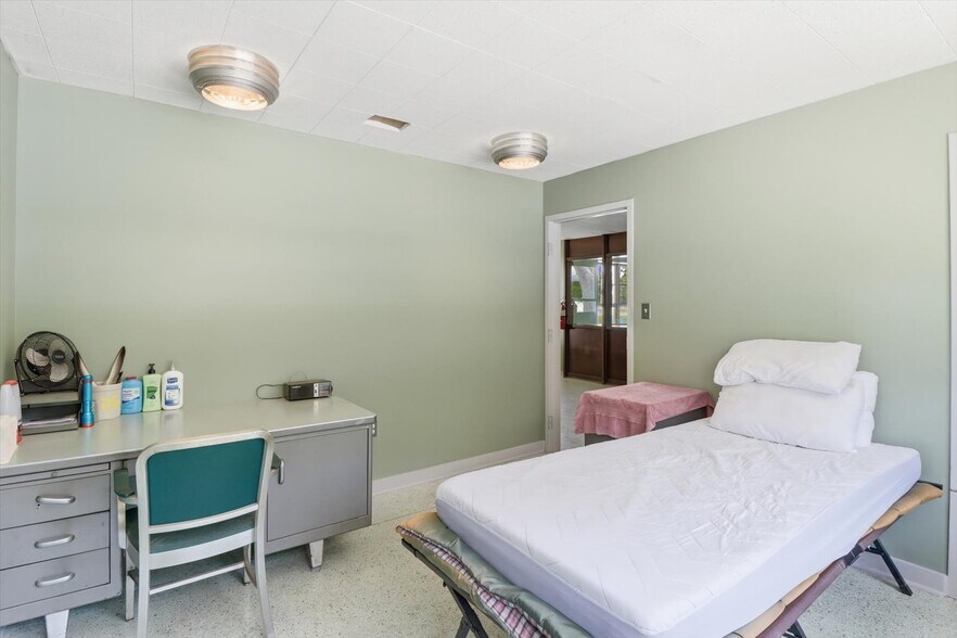 More Photos Of 18150 SE 72 Ave, Inglis Office For Sale