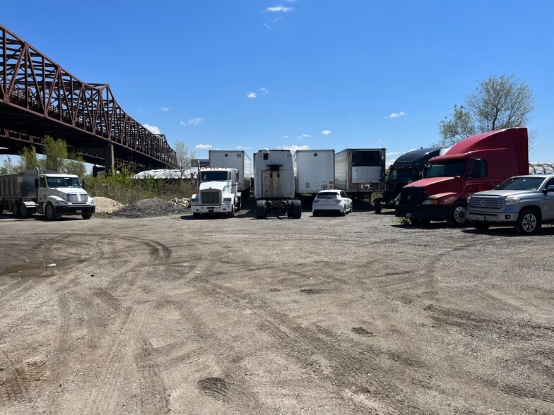 More Photos Of 606 Railroad St, Joliet Warehouse For Lease