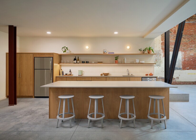 More Photos Of 407 Molino St, Los Angeles Showroom For Lease