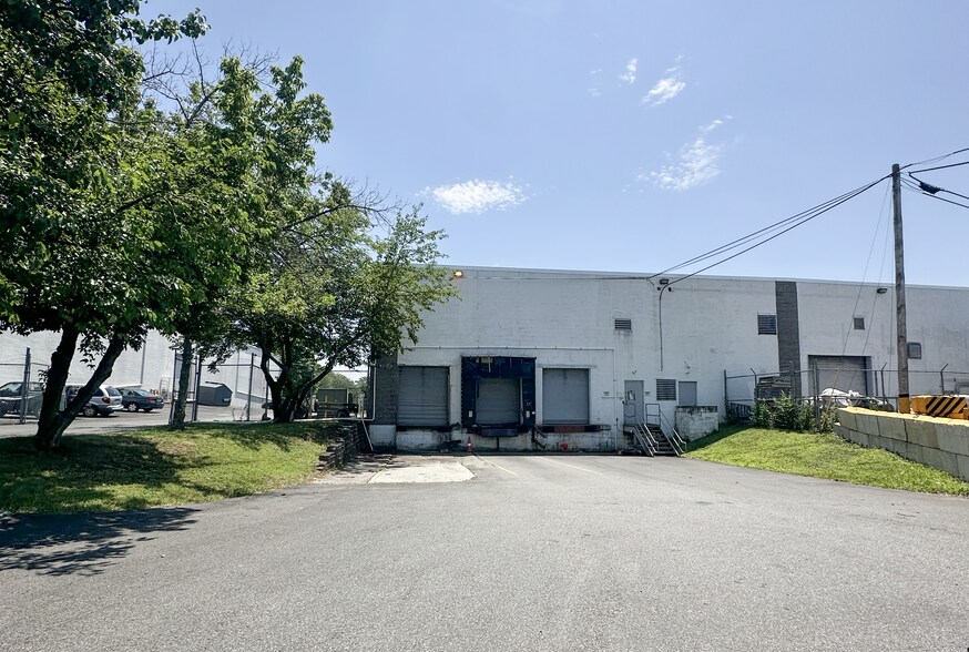 More Photos Of 191 40th St, Irvington Manufacturing For Lease