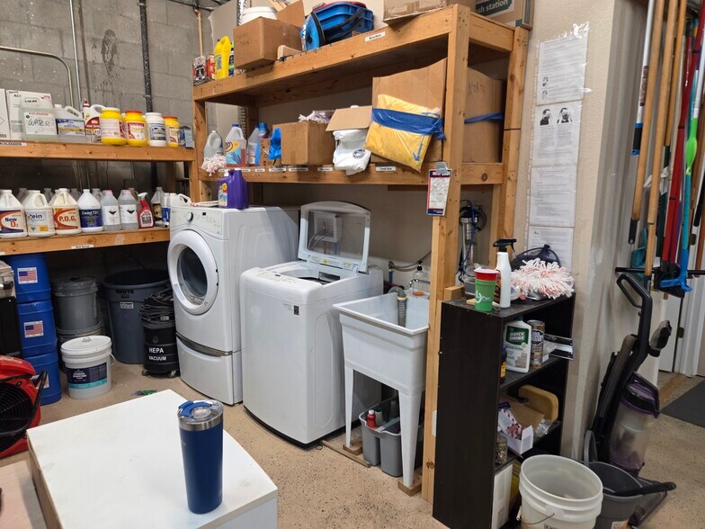 More Photos Of 6391 Corporate Park Cir, Fort Myers Light Distribution For Lease