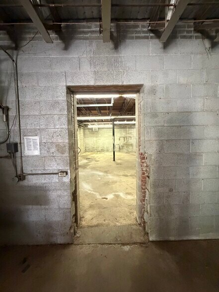 More Photos Of 910 Edgefield St, Greenwood Light Distribution For Sale