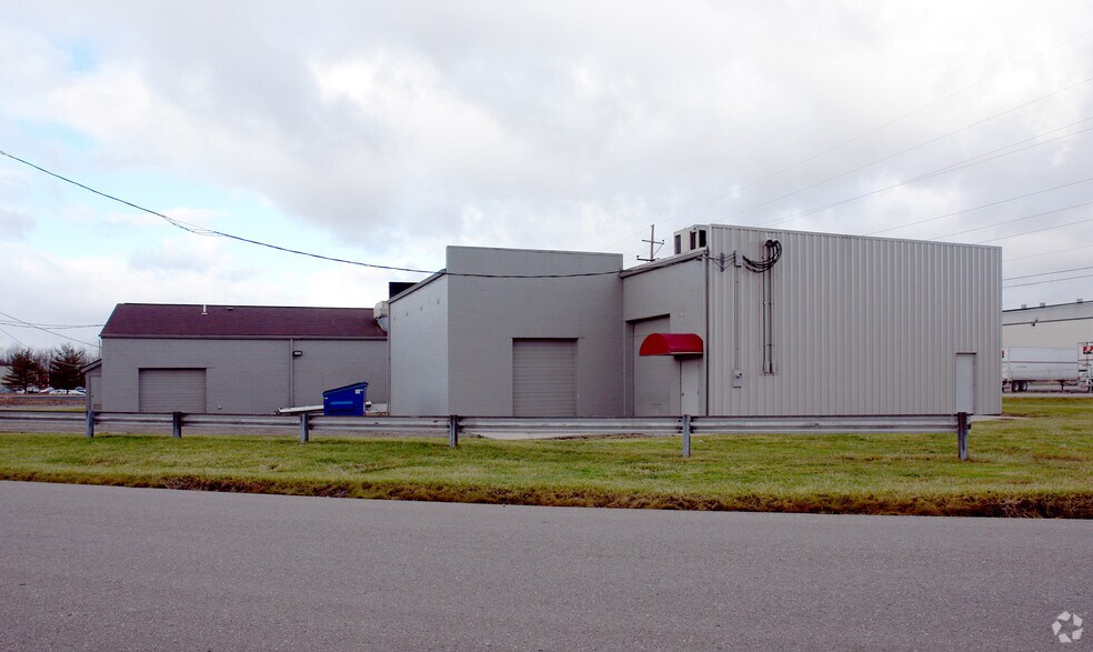 More Photos Of 1300 N River Rd, Warren Flex For Lease