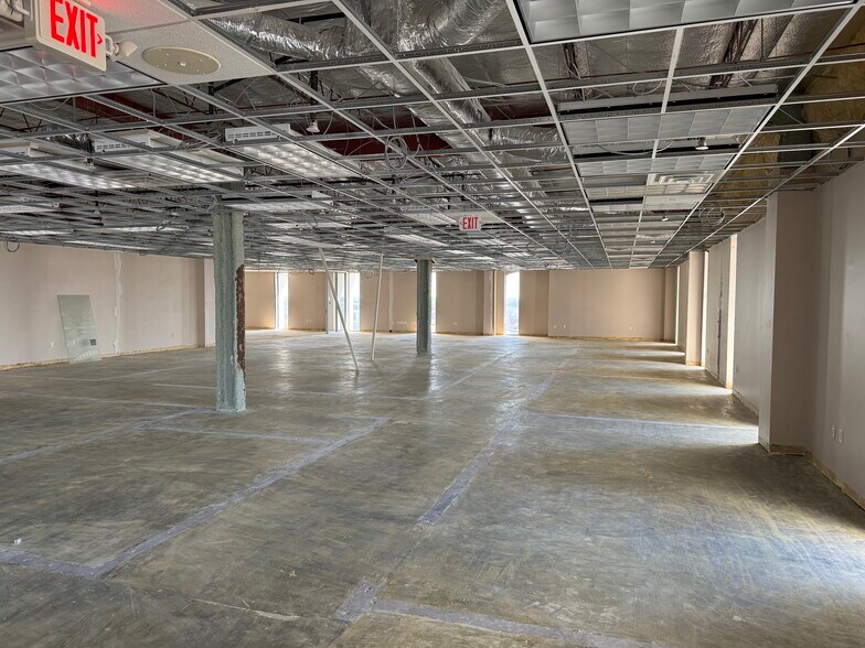 More Photos Of 7011 Southwest Fwy, Houston Office For Sale