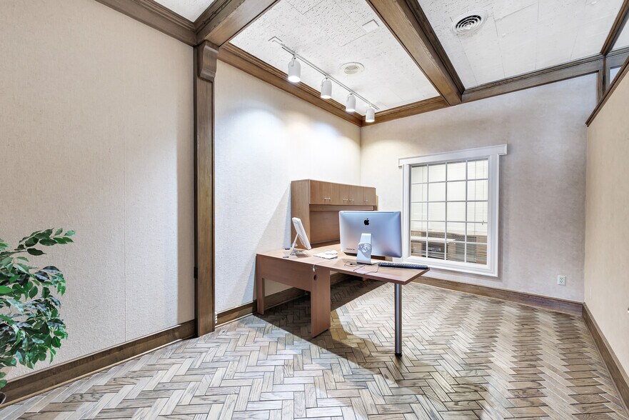 More Photos Of 215 N Washington St, Green Bay Loft Creative Space For Sale