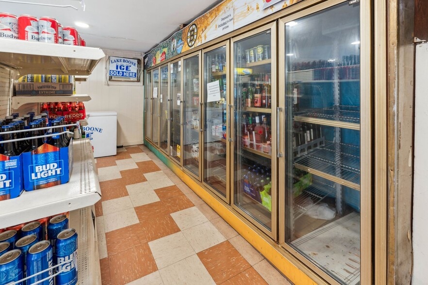 More Photos Of 117 Clinton St, Shrewsbury Freestanding For Sale