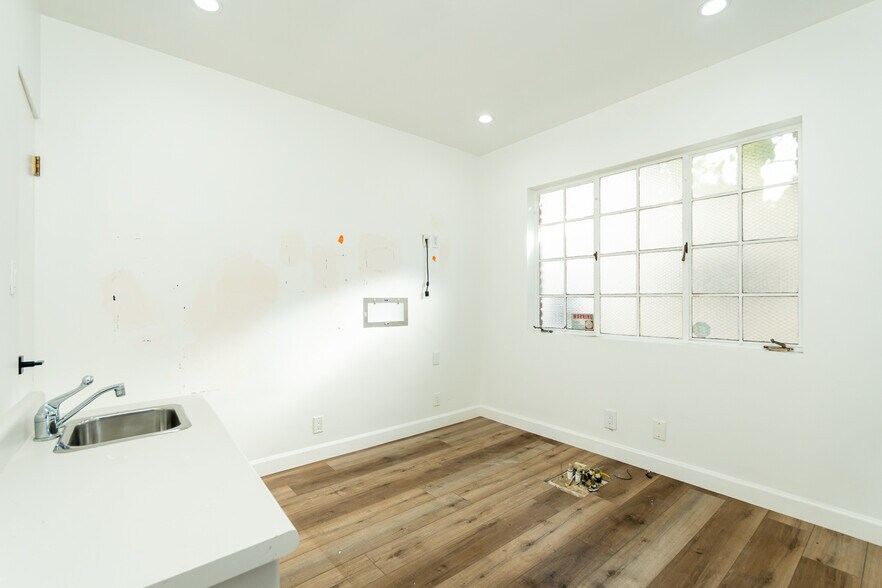 More Photos Of 2028 Lake Ave, Altadena Office For Sale