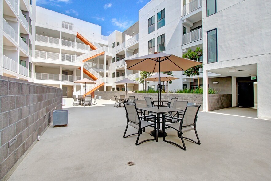 More Photos Of 6625 Reseda Blvd, Reseda Apartments For Lease