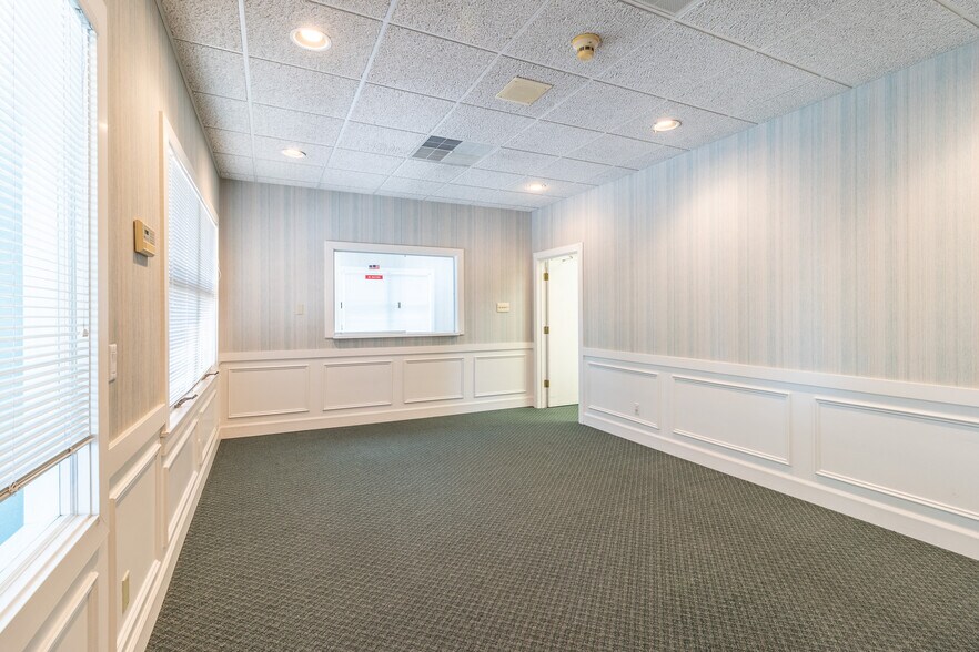 More Photos Of 1421 Ross Dr, Dalton Office For Sale