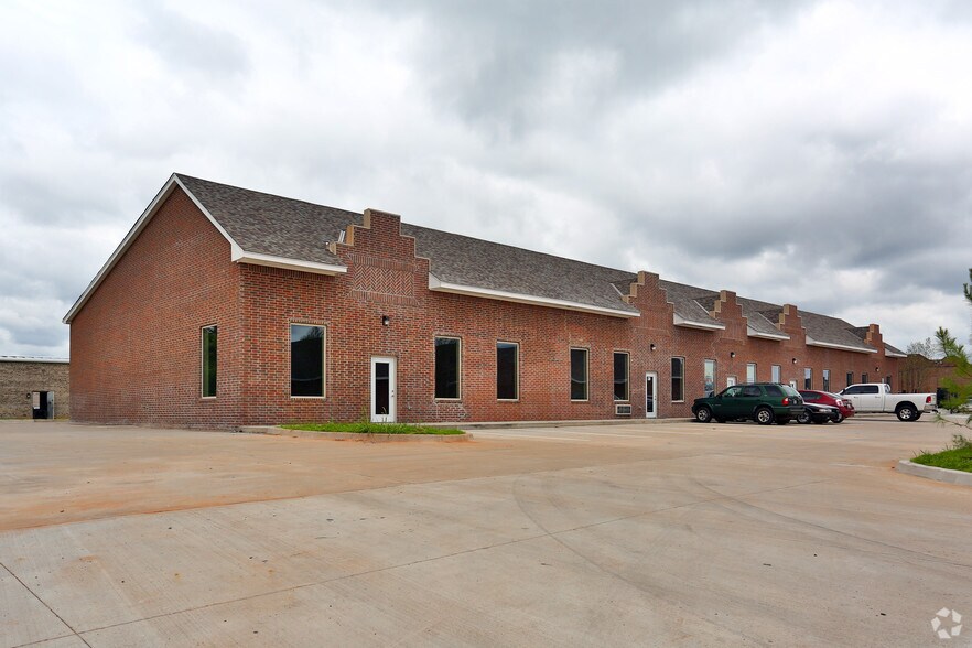 More Photos Of 1421 S Fretz Dr, Edmond Unknown For Lease