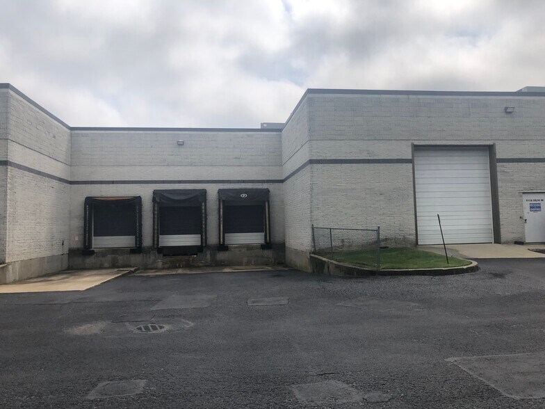 More Photos Of 91 Colin Dr, Holbrook Distribution For Lease