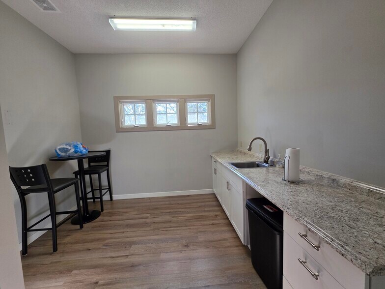 More Photos Of 14 Westbury Park, Bluffton Office For Sale