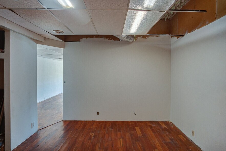 More Photos Of 14 1/2 Main St., Pinckneyville Storefront Retail Office For Sale