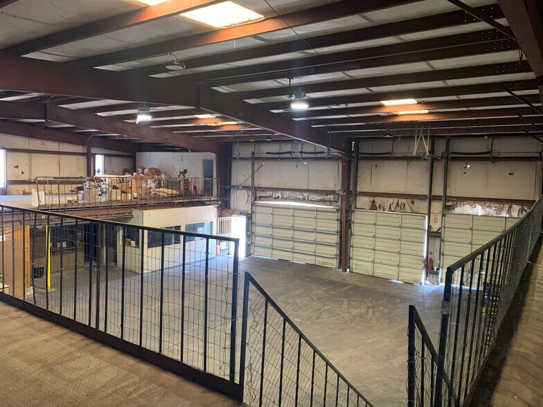 More Photos Of 1915 Airline Dr, Houston Warehouse For Lease