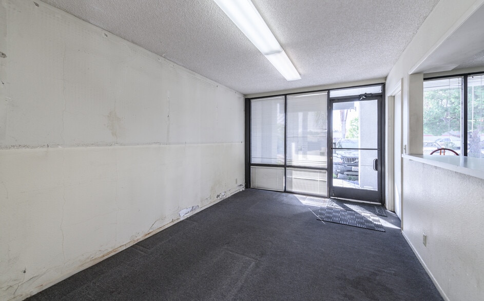 More Photos Of 711 W 17th St, Costa Mesa Light Manufacturing For Sale