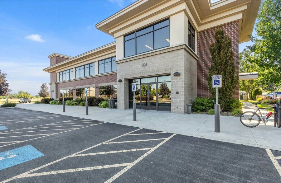 More Photos Of 704 E United Heritage Ct, Meridian Office For Sale