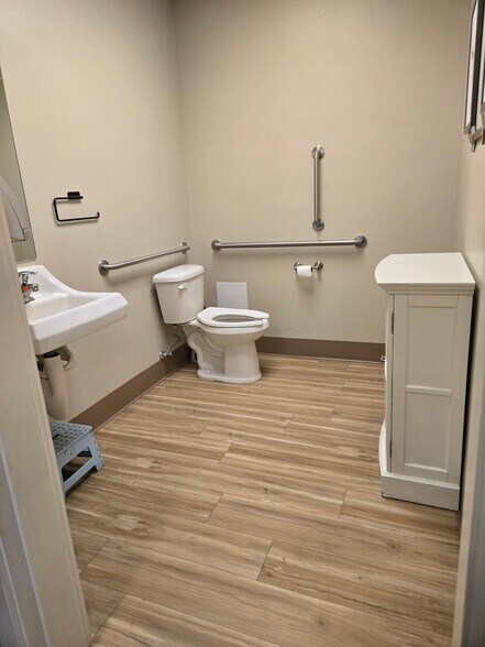 More Photos Of 502 SW Evergreen, Redmond Storefront Retail Residential For Lease