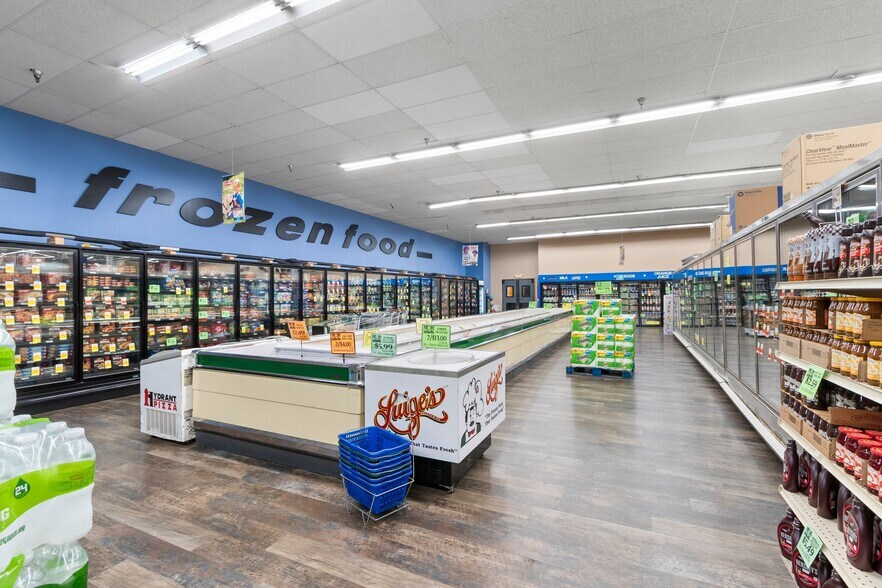 More Photos Of 2330 Menasha Ave, Manitowoc Supermarket For Sale