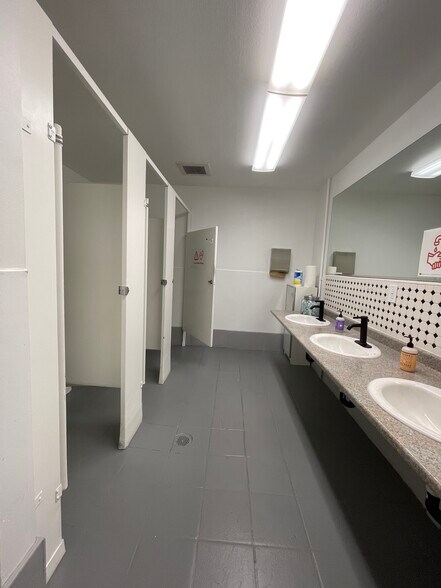 More Photos Of 55-61 Valley St, Pasadena Storefront Retail Office For Lease