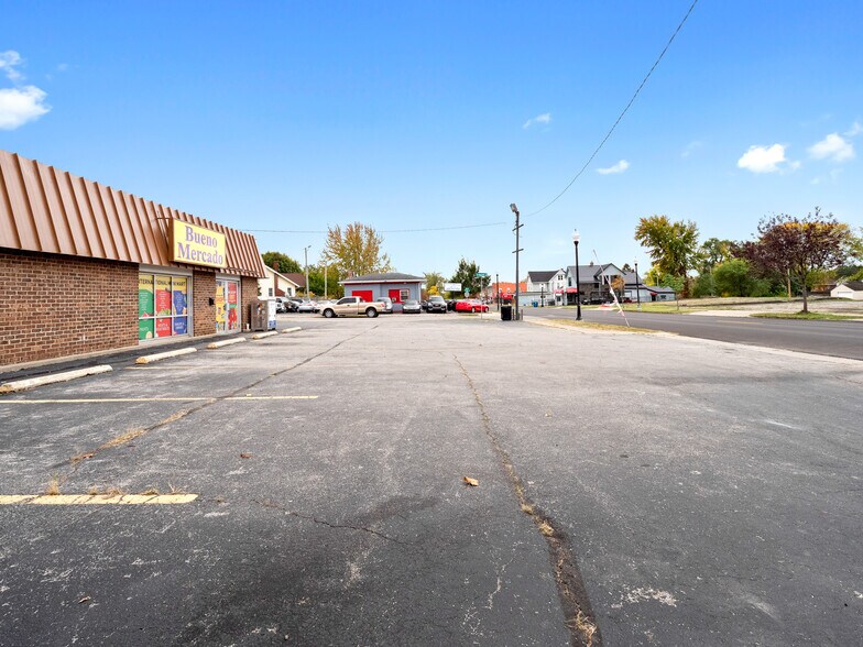 More Photos Of 2915 Calhoun, Fort Wayne Storefront For Sale