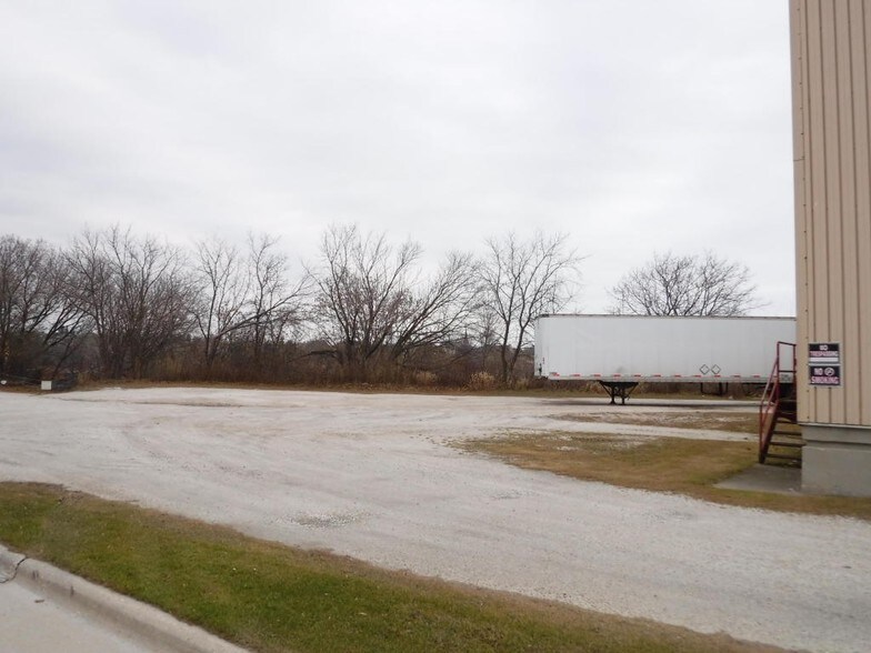 More Photos Of 1306-1310 Clark St, Manitowoc Distribution For Sale