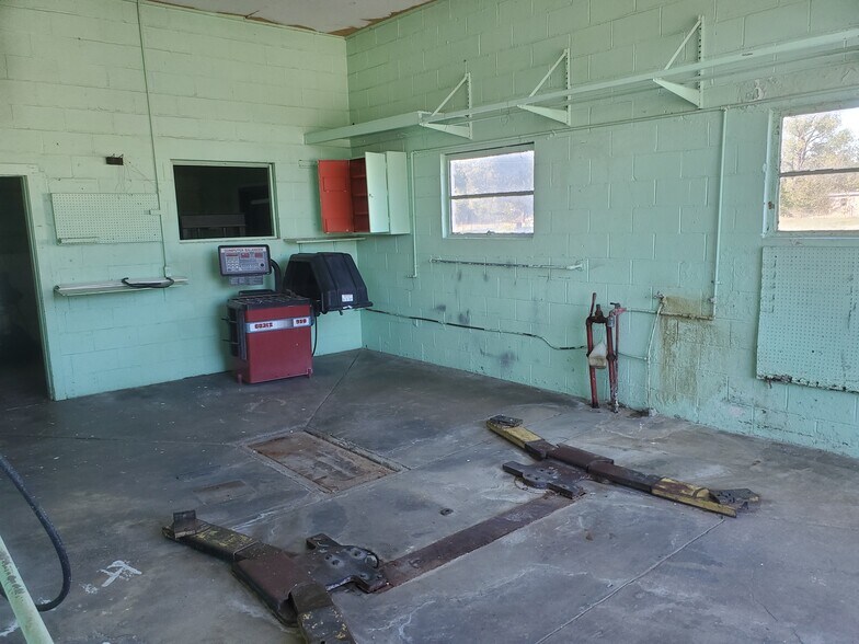 More Photos Of 401 N 3rd St, Lilbourn Flex For Sale