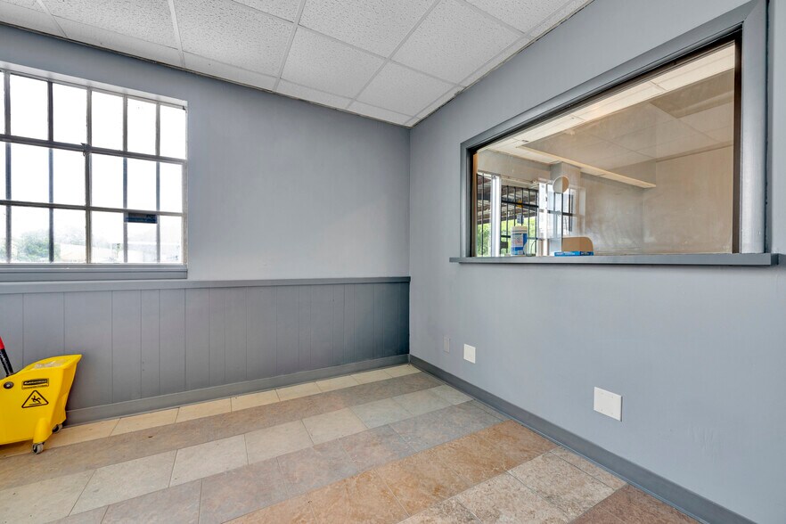 More Photos Of 200 4th St W, Birmingham Warehouse For Lease