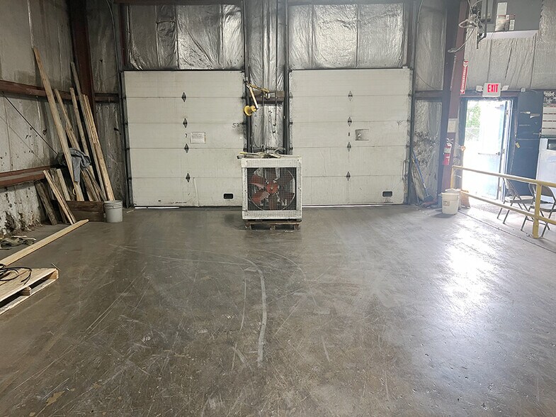 More Photos Of 2021 Illini Ave, Vandalia Manufacturing For Lease