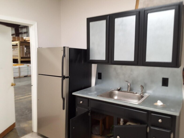 More Photos Of 1120 Courier Pl, Smyrna Warehouse For Lease