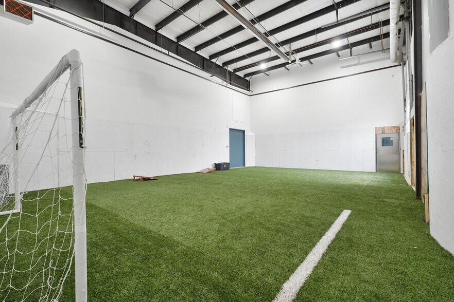 More Photos Of 10328 73rd Ave NW, Edmonton Showroom For Lease