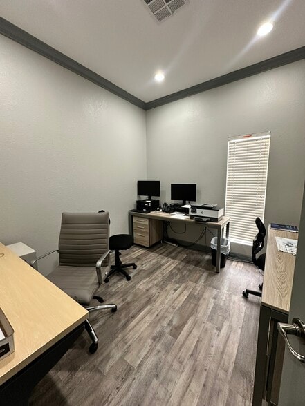 More Photos Of 2018 Broadway St, Pearland Office For Lease