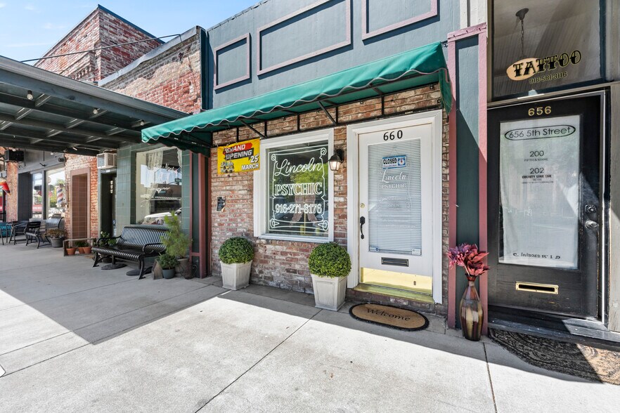 More Photos Of 505-678 Lincoln Blvd, Lincoln Storefront For Sale