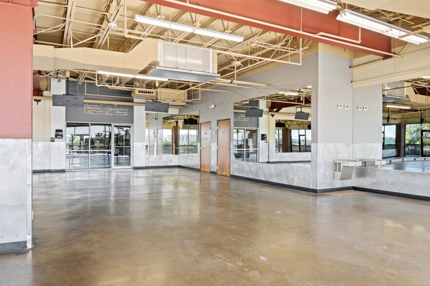 More Photos Of 5706 E Mockingbird Ln, Dallas Unknown For Lease