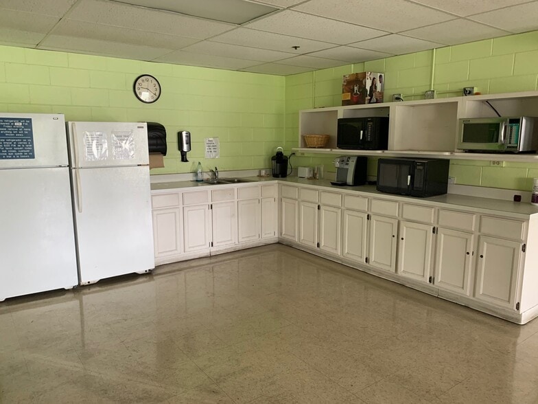 More Photos Of 1111 S Wheeling Rd, Wheeling Warehouse For Lease