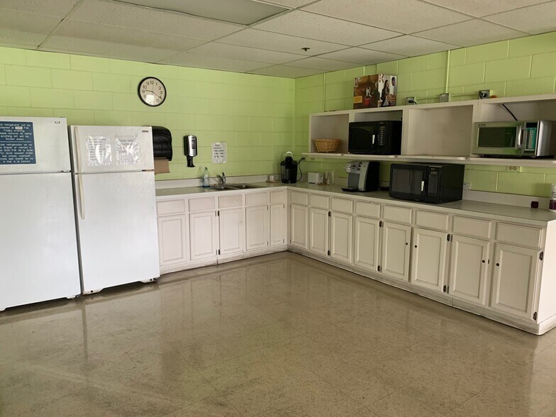 More Photos Of 1111 S Wheeling Rd, Wheeling Warehouse For Lease