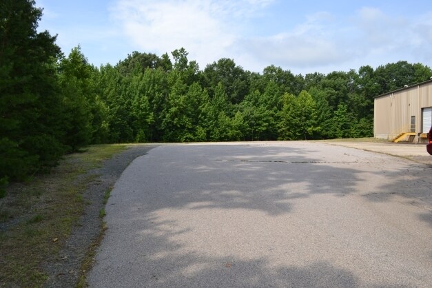 More Photos Of 840 Tightsqueeze Industrial Rd, Chatham Warehouse For Lease