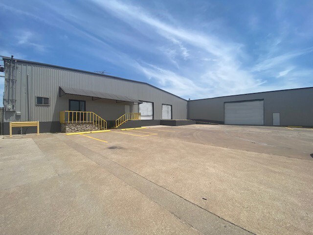 More Photos Of 2563 NE 33rd St, Fort Worth Service For Lease