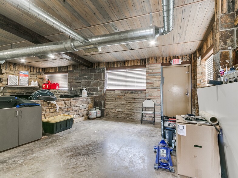 More Photos Of 6625 S Hiwassee Rd, Oklahoma City Showroom For Sale