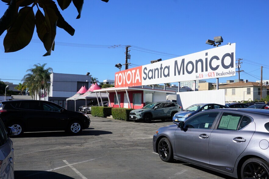 More Photos Of 825 Santa Monica Blvd, Santa Monica Land For Lease