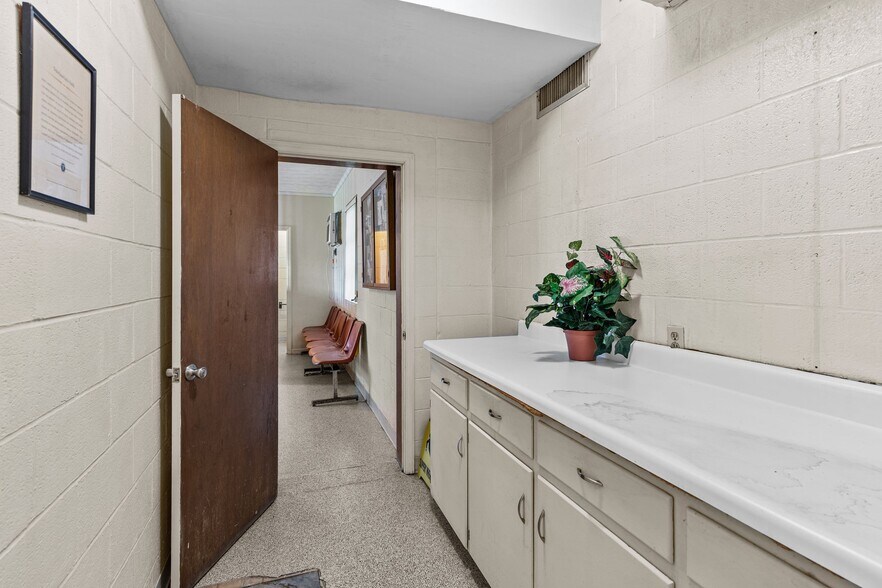 More Photos Of 3522 James B White Hwy, Whiteville Veterinarian Kennel For Sale