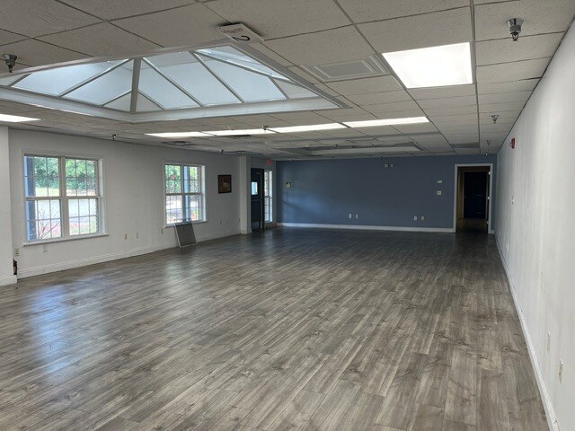More Photos Of 301 Avenue 11 NW, Atkins Warehouse For Lease
