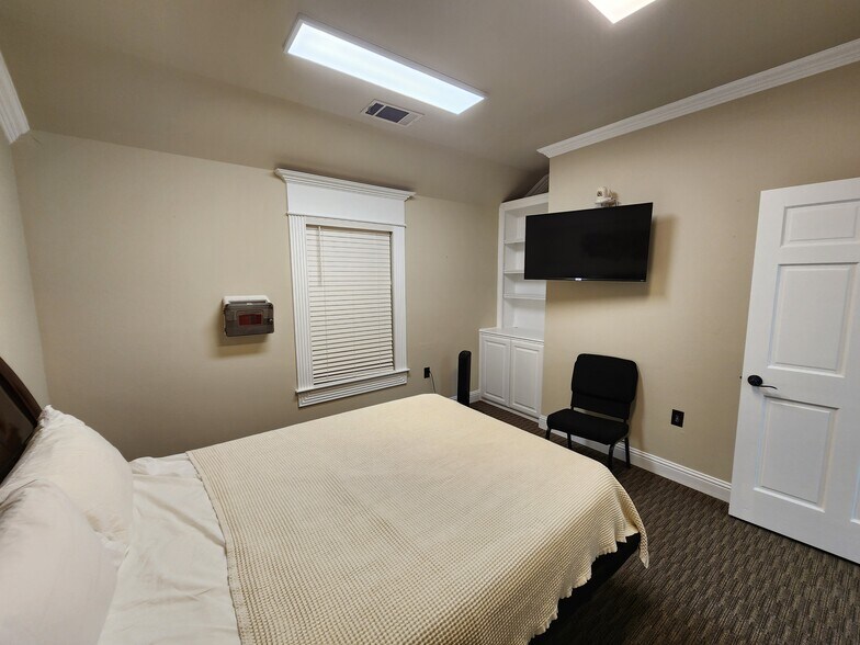 More Photos Of 2125 Martin Dr, Bedford Medical For Sale