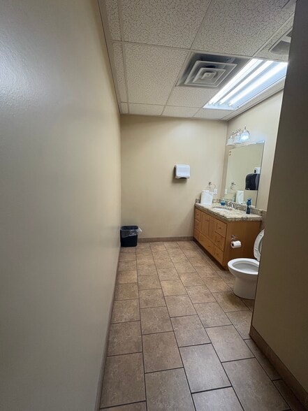 More Photos Of 4106-4112 S Commerce Dr, Murray Light Manufacturing For Lease