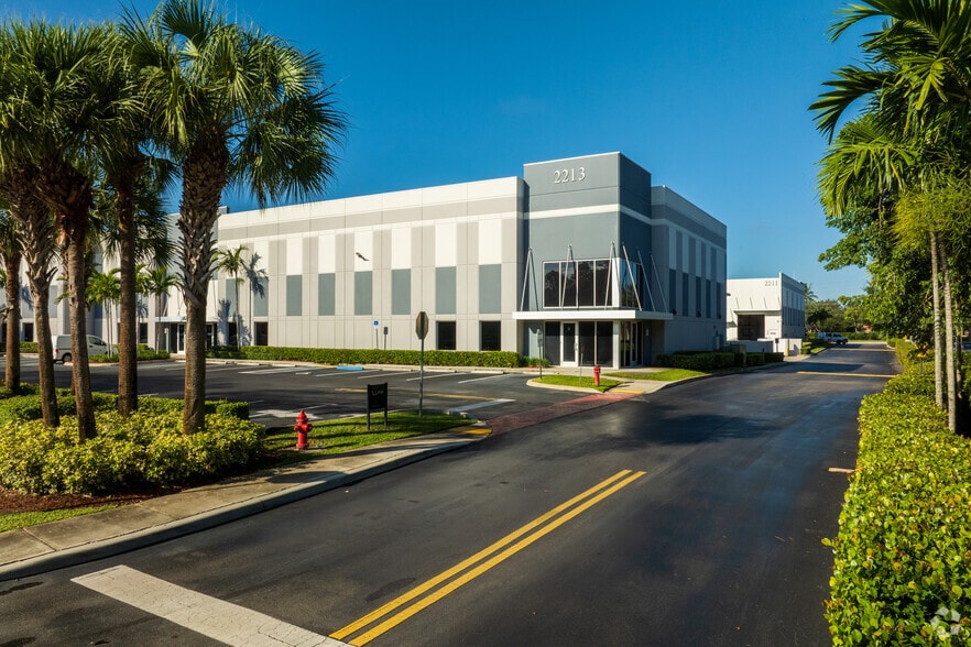 More Photos Of 2213 Vista Pky N, West Palm Beach Warehouse For Lease