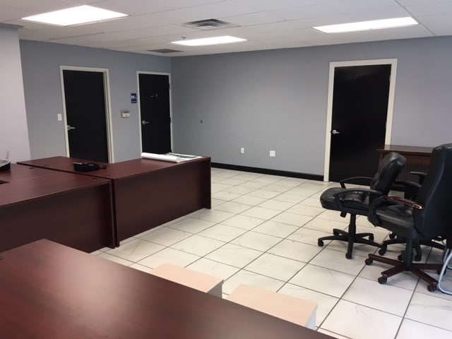 More Photos Of 7575 Kingspointe Pky, Orlando Showroom For Lease