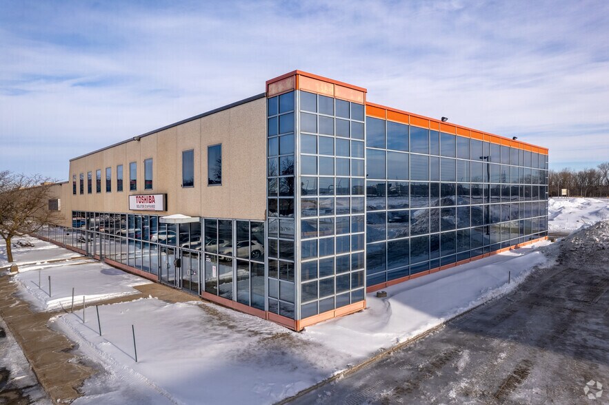 More Photos Of 7075 Pl Robert-Joncas, Saint-Laurent Light Distribution For Lease