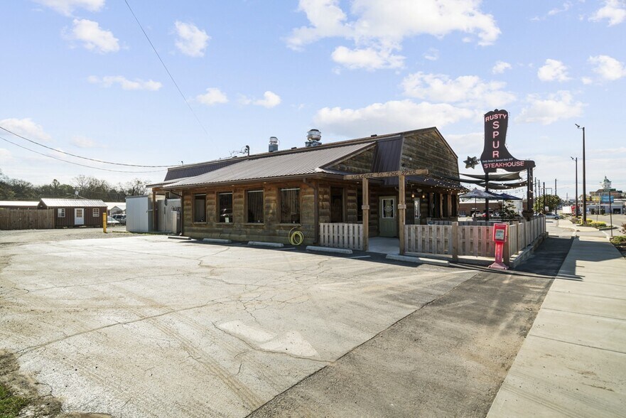 More Photos Of 601 N 1st St, Pulaski Restaurant For Sale
