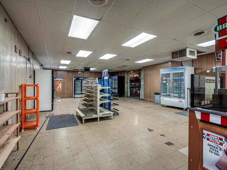 More Photos Of 200 N Broadway Ave, Geary Convenience Store For Sale