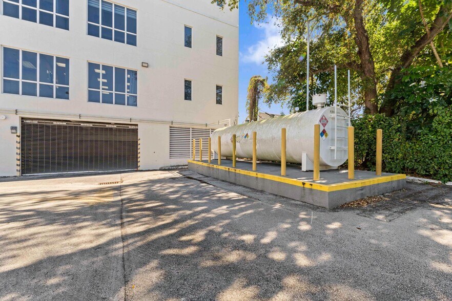 More Photos Of 9480 S Dixie Hwy, Miami Office For Lease