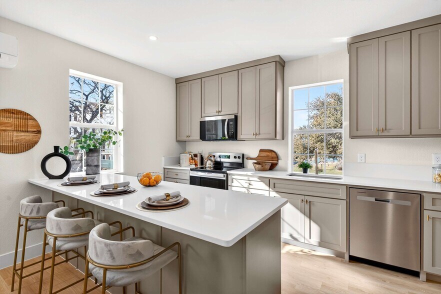 More Photos Of 439 W 9th St, Dallas Apartments For Sale